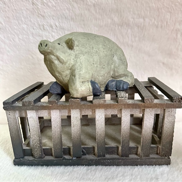 Set of 4 Primitive Farm Animal Figurines (Sheep, Pig, Cow, Lamb) W/ Stable Crate - Picture 9 of 13